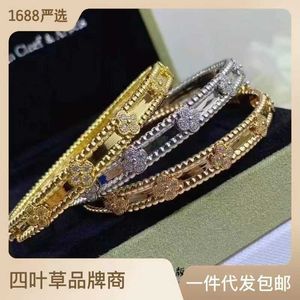 Bracelet de luxe conçu pour les personnes élevées étroites avec une fleur de trèfle de haut en or rose 18 carats avec un vanley commun