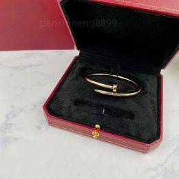 Braceuse de bracelet de luxe Designer de bracelet pour femmes Lettre de diamant Conception de bracelet de haut niveau Boîte cadeau bijoux 3 couleurs