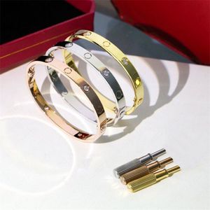 Bracelet de luxe Men de mode bracelet en or titane Crystal Design Lover Charm Diamond Vis Bracelet 4 CZ Designer juif pour femmes268g