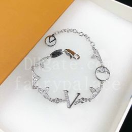 Bracelets de luxe Designer pour femmes du bracelet de chaîne de bracelet élégant bracelet de mode femme lettre pendante trèfle mariage bijoux de conception spéciale