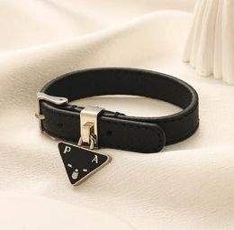 Luxe armbanden letter sieraden polsband manchet driehoek hanger ontwerper ontwerper eenvoudige lederen armband bangle charme polsriem vrouwen