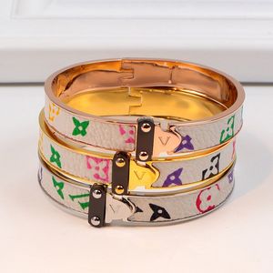 Luxe armbanden brief lederen armband Europese mode nieuwe titanium stalen armband voor vrouwen brede handriem bruin bloemenpatroon gouden logo stempel gedrukt