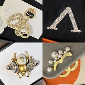 Luxury merk ontwerper broche brief ontwerp pins vrouwen goud vergulde zilveren roestvrij staal inleg parel kristallen broches pak pin joodlry accessoires geschenken