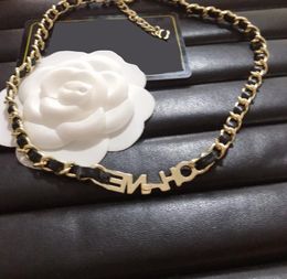 Diseñador de la marca de lujo Gargantillas Collares Moda Mujer 18 K chapado en oro de cuero de imitación Carta de acero inoxidable Collar colgante Cadena Accesorios de joyería