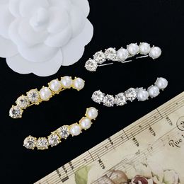 Épingles à double lettre de concepteur de luxe Broches Broches Femmes Gold Silver Crysatl Pearl Rinestone Brooch Suit Pin Classic Wedding Party Jewerlry Accessoires