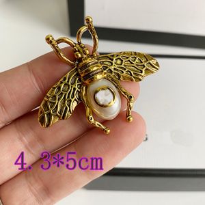 Diseñador de marca de lujo Pins de doble letra Broches Women Bee Pearl Crysatl Pearl Rhinestone Cape Buckle Brooch Pin Farty Fiesta de bodas Accesorios Jewerly Regalo C189