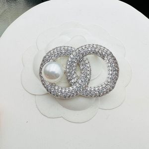 Luxury Brand Designer Double Letters Brooches Retro Women Men Classic Crystal Rhinestone Pearl Charm Couples Suit Pin Jewelry Accessories Wholesale