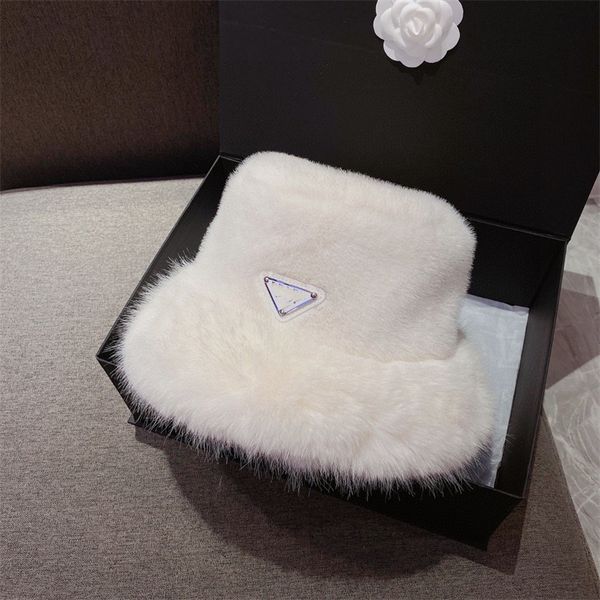 Chapeau de marque de luxe Chapeaux de seau à large bord de haute qualité Triangle inversé P Lettres Chapeau en peluche Mode Fête Tendance Voyage Slim Fit Chapeaux d'hiver Dropshipping