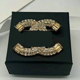 Marque de luxe concepteur lettre broches mode broche perle broches cristal bijoux accessoire cadeau de mariage 5