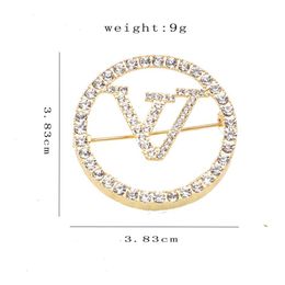 Marque de luxe Designer Lettre Pins Broches Femmes 65Style Or Argent Cristal Perle Strass Cape Boucle Broche Costume Pin Mariage 154V