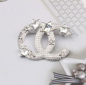 Marque de luxe Designer Lettre Broches Broches Femmes Célèbres Or Argent Crysatl Perle Strass Cape Boucle Broche Costume Broche De Noce Jewerlry Accessoires