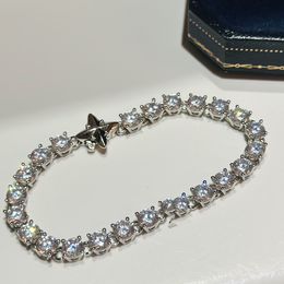 Diseñador de marca de lujo Logotipo de monograma Trébol de cuatro hojas Capa de cristal Pulsera con dijes de cadena para mujeres Novias Joyería de boda con caja