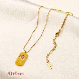 Marque de luxe Pendentifs Colliers Triangle Inversé Plaqué Or 18 Carats En Acier Inoxydable Lettre Ras Du Cou Pendentif Collier Ras Du Cou Chaîne Bijoux Accessoires Cadeaux