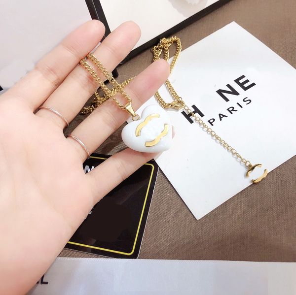 Diseñador de marca de lujo Colgantes Collares Moda Mujer 18K Chapado en oro Perla Corazón Acero inoxidable Carta Colgante Suéter Collar Cadena larga Accesorios de joyería