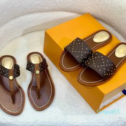Pantoufles de marque de luxe diapositives tongs sandales en cuir marron lettres sandales femmes pantoufle hommes diapositives rivets au bord de l'eau pantoufles de plage 35-43