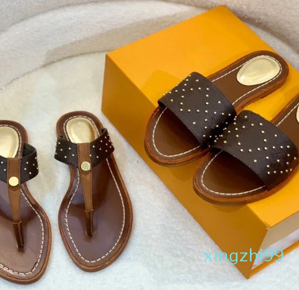 Zapatillas de diseñador de marca de lujo, sandalias con tanga, sandalias con letras de cuero marrón, zapatillas para mujer, zapatillas para hombre, remaches frente al mar, zapatillas de playa con caja