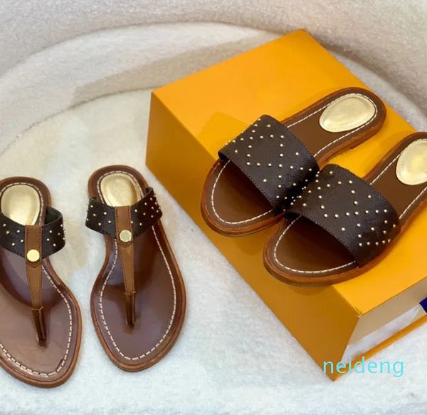 Diseñador de marca de lujo zapatillas diapositivas tanga sandalia letras de cuero marrón sandalias mujeres zapatillas hombres diapositivas remaches frente al mar zapatillas de playa con caja