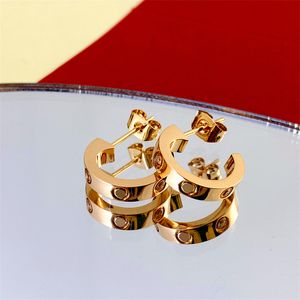 Diseñador de marca de lujo Pendientes de botón de acero inoxidable para mujer LOVE C Forma Hollow 18K Gold Bling Diamond Ear Rings con Shining Crystal Party Wedding Jewelry