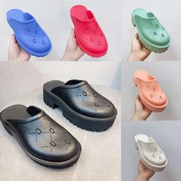 Luxe damesplatform dia's geperforeerde sandaal gemaakt van transparante materialen modieuze sexy mooie zonnige strandmannen slippers met doos 331