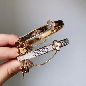 Luxury merkontwerpers L Familie V Letters Bracelet modieus v vier blad klaver armband 925 verzilverd met 18 K gouden sieraden bruiloftsfeestje sieraden cadeau