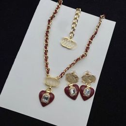 Diseñadores de marca de lujo Letras Stud Clip Gota para el oído Latón Cobre Geométrico Corazón rojo Gema Colgante Collar Cadena Mujer Cristal Diamante de imitación Pendiente Joyería de boda