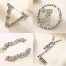 Pensas de triángulo de letra de diamante de marca de lujo broches de diseñador de acero inoxidable mujeres chapadas de oro broche broche traje de boda