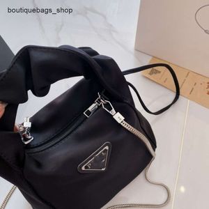 Sac à main de la marque de luxe sac à main femelle nouvelle chaîne de sacs nuages à main en nylon