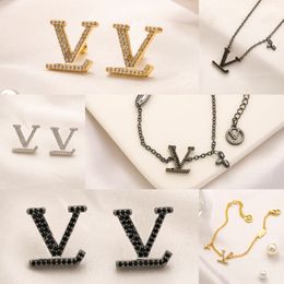 Pendientes de marca de lujo Diseñadores Nueva pulsera Collar Conjunto de joyas para mujer Letra Oreja Pulsera Pendiente de cristal de 3 colores para mujer Accesorios de fiesta No alérgico