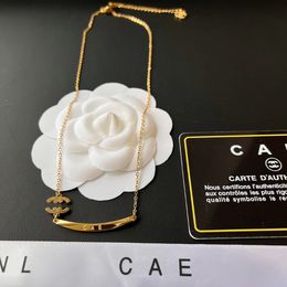 Colliers pendentifs de marque de marque de luxe conçue pour les femmes longues chaînes 18k collier plaqué concepteur bijoux accessoires exquis couple cadeaux avec boîte