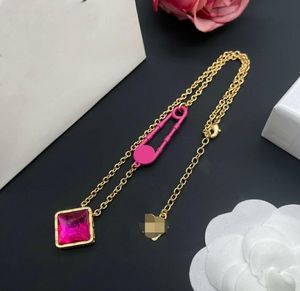 Luxuremerk mode kettingen Red Crystal Pin Pendant 18K Gold vergulde banshee medusa portret klassieke stijl 2022 nieuwe modellen dames sieraden cadeau mn2 - 04