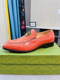 Marca de lujo Caballero Oxfords vestido cuero de vaca corona remache Italia con zapatos de abeja tamaño 38-45