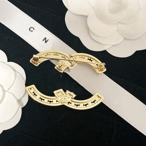 Marque de luxe Fille Broches Luxe 18K Plaqué Or Broche Parti Cadeau Designer Revers Broche Vintage Unisexe Badge Broche Printemps Accessoires De Mode Avec Des Boîtes