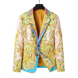 Chaqueta con estampado barroco dorado de marca de lujo, chaqueta ajustada para hombre, tela para escenario, vestido de boda para fiesta social, chaqueta de traje dorado para hombre 240227