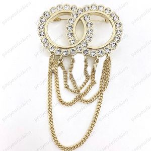 Luxe Merk Gouden Pins Desinger Broche Womens Strass Parel Brief Broches Pak Pin Mode-sieraden Kleding Decoratie Accessoires Hot