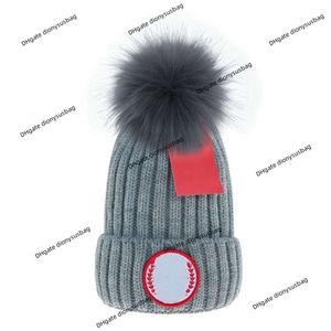 sombrero de marca de lujo Venta caliente Hat de lana de invierno para hombres y mujeres Compras al aire libre Continuado de moda Big bola de piel real