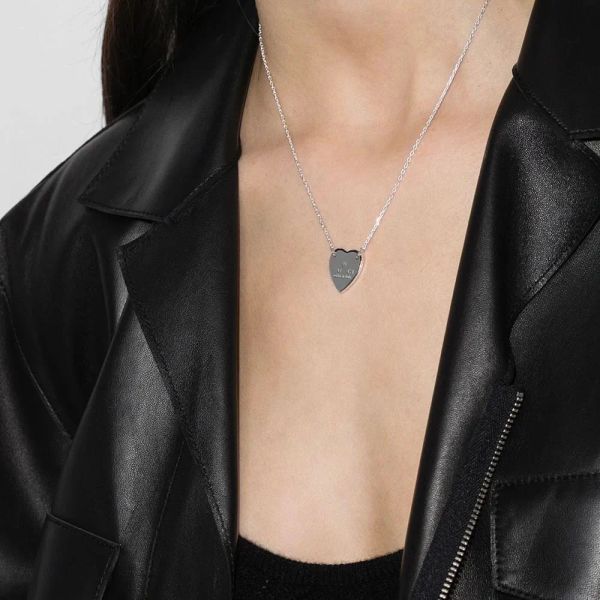 Collier pendentif en forme de cœur de marque de luxe conception pour les femmes Collier argenté Collier de conception rétro longue chaîne