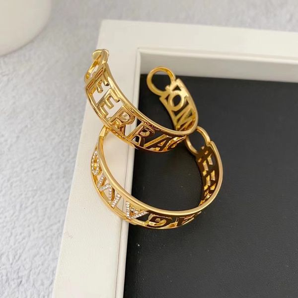 Marca de lujo letras huecas diseñador aro pendientes huggie para mujer niñas bonito encanto bling diamante elegante círculo pendientes de oro de 18 k pendiente anillos de oreja joyería