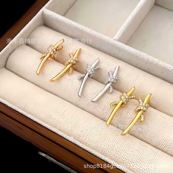 Boucles d'oreilles à domicile de marque de luxe Version V T Famille Twisted for Women 18K Rose Gold Knot Rope Tie Diamond Cross Orees Boucles polyvalentes et à la mode avec le logo