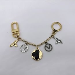 Marca de lujo Llavero Carta Diseñador Estilo Llaveros Llavero de metal Bolso para mujer Charm Colgante Piezas de automóvil Diseñado para mujeres hombres Llavero