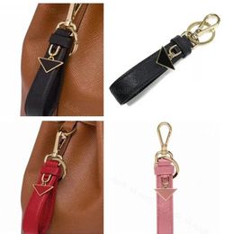 Chèques de luxe Brands Kelechains Sac de mode Pendant Men Femmes Vérics Chain de voiture P Clégeur en cuir Designer en cuir Très mignon Accessoires d'amant très mignon