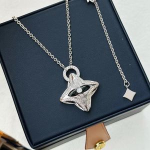 Luxury Brand L Collier de pendentif de trèfle de créateur S925 Collier pendentif diamant en platine en argent sterling adapté à la boîte cadeau bijoux pour femmes