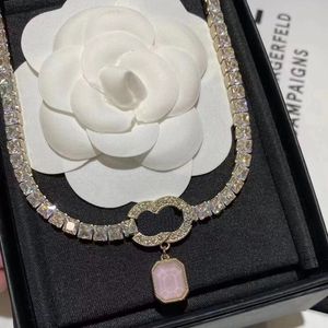 Collier de pendentif lettre de marque de luxe conçu pour les femmes chaîne cristalline 18k plaque à or collier collier de créateur bijoux accessoires exquis couple cadeaux