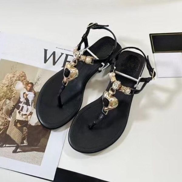 Marca de lujo Cierre de cierre Sandalias con punta de clip Chanclas de diamantes de imitación de perlas para mujer Sandalias planas de satén de cuero Zapatos de playa cómodos y livianos