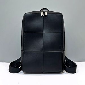 Brand de luxe Men's Sac à dos Véritage en cuir authentique minimaliste sac d'ordinateur Mode Fashion grande capacité Bag de voyage 2024 Nouveau