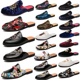 Marca de lujo Diseñador de bordado para hombre Horsebit Hebilla de metal Zapatillas de abeja Mulas de cuero genuino negro blanco Chanclas hombres Zapatos perezosos casuales para interiores y exteriores