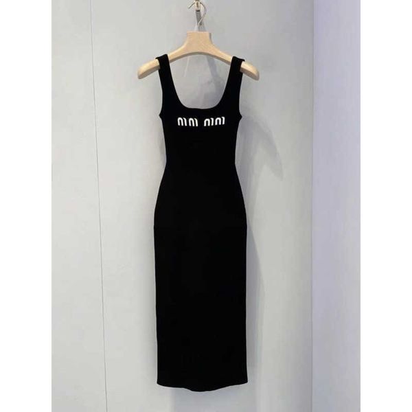 Marca de lujo miu vestido negro diseñador camisola vestido dulce mini falda sexy chaleco sin mangas verano Y2K camiseta sin mangas de punto