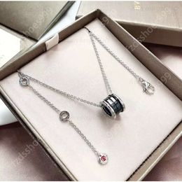Designante de collar de marca de lujo para mujeres Collar colgante de acero titanio de moda Collar de oro de 18K de alta calidad1
