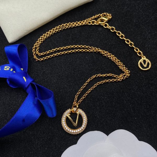 Collar de marca de lujo Diseñador de colgantes Joya de joyería de moda Man V Carta de oro chapada Cadena de plata para una mujer Tiktok tiene collares Joyas R8ts