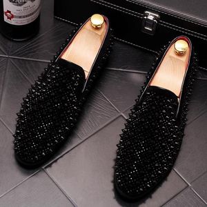 Luxe gloednieuwe herenklinknagels schoenen zwarte punk flats loafers mannen handgemaakte spiked man party trouwschoenen zachte mocassins a9