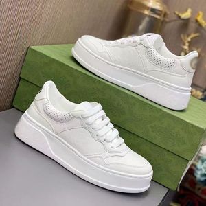Marque de luxe Old Flower Casual Chaussures Designer bien connu Muffin White Shoes 2022 Spring Couple Retro Pattern Cuir Sneakers